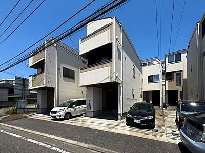 外観:ここから始まる「日常」はご家族にとって大切で貴重な時間。少しでも豊かに、少しでも快適に。そんな想いから生まれた本邸宅は、これから先のお住まいをきっと支えてくれるはずです。 外観:ここから始まる「日常」はご家族にとって大切で貴重な時間。少しでも豊かに、少しでも快適に。そんな想いから生まれた本邸宅は、これから先のお住まいをきっと支えてくれるはずです。