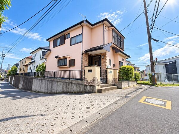 使いやすさもデザインも重視した理想の暮らしをかなえるお家。美しい外観やくつろぎの室内空間にふさわしい「素材」「形」「色彩」を考え、上質感に満ちたお家です。