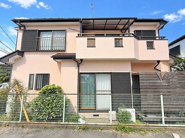 ふりそそぐ陽射しと開放的な空間形成。青空を背景に更なる美しさを醸す佇まい。