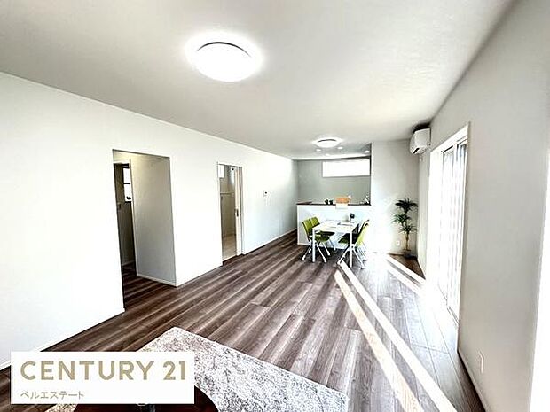 日が差し込む明るいリビングです。