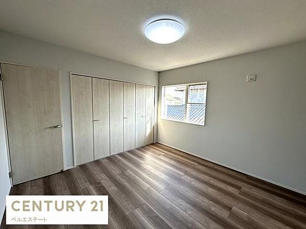 明るく広々とした寝室ではゆっくり過ごせます♪