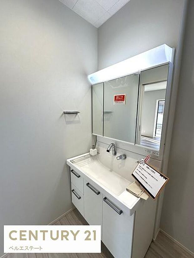 独立洗面台で、毎日の身だしなみもバッチリ確認☆