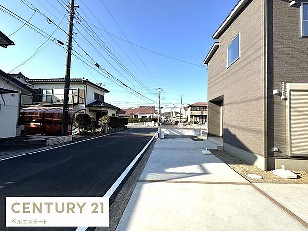 前面の道路は幅員6メートル