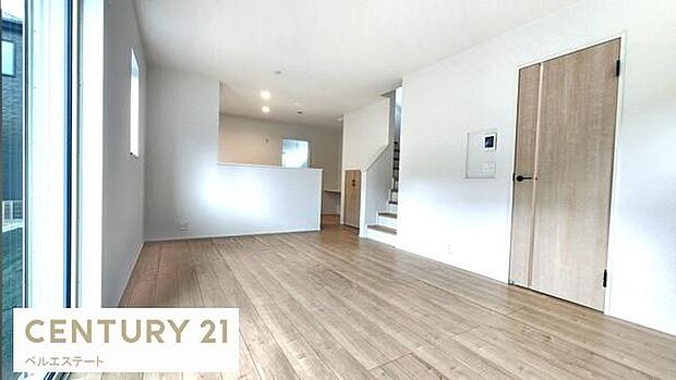 日が差し込む明るいリビングです。