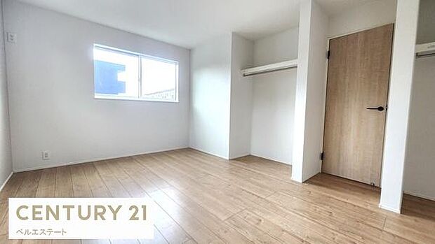 明るく広々とした寝室ではゆっくり過ごせます♪