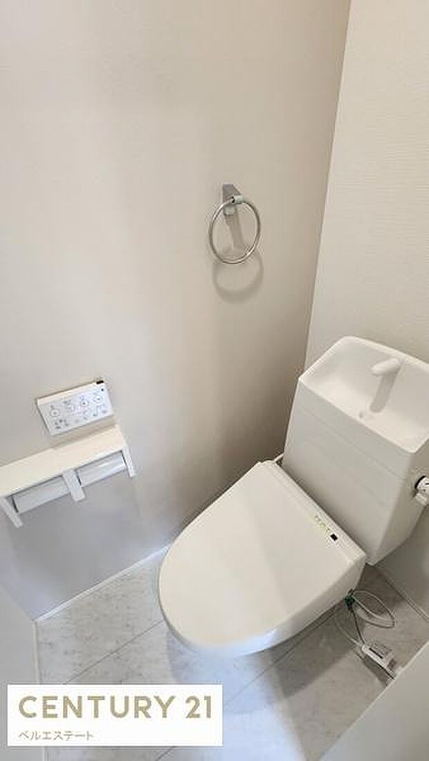 玄関近くにトイレがあります♪