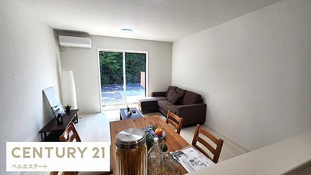 日が差し込む明るいリビングです。