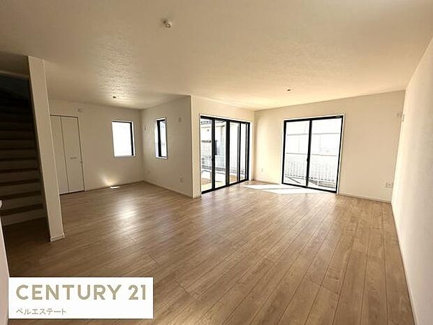 日が差し込む明るいリビングです。