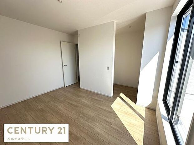 バルコニーにも出れる明るい寝室です♪