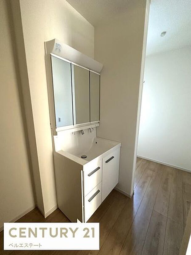 独立洗面台で、毎日の身だしなみもバッチリ確認☆