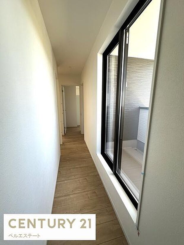 2階廊下からバルコニーに出られます♪