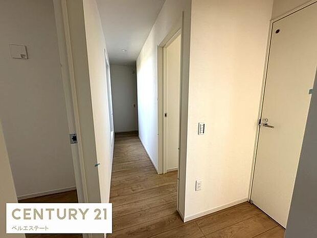 2階廊下も明るく開放的です♪