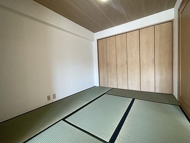 和室5.5帖、たっぷりの収納スペースで快適に暮らせそう。