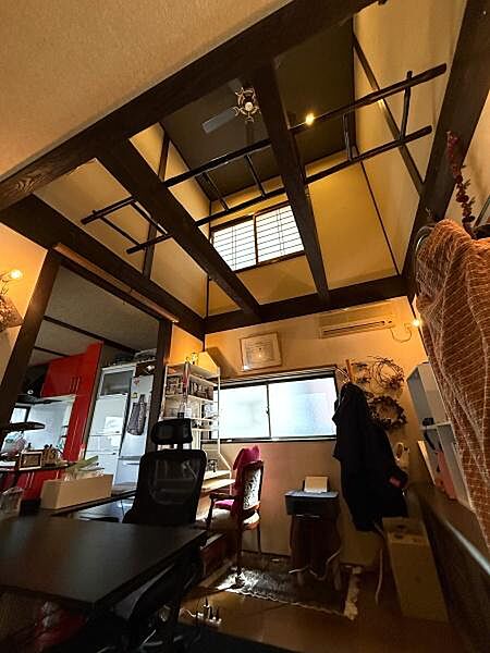 吹き抜け天井に映える化粧梁。木の質感が美しく、空間にぬくもりと立体感を与えます。モダンな中にも自然のやさしさが感じられるデザインです。