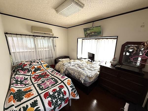 二面採光の洋室は、窓からの景色や時間帯によって変わる自然の光が楽しめる空間。静かで落ち着いたひとときを過ごせます。
