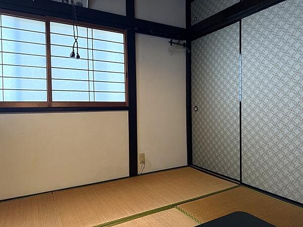 和室6帖と板間、押入収納ございます。
