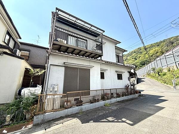 北側からの一枚。角地に建つことで生まれる抜け感と広がりが魅力です。