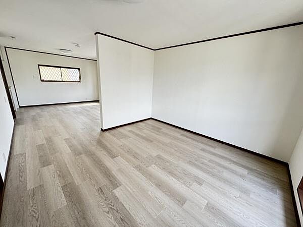 約21帖の広々LDK。ご家族みんなでゆったりくつろげる開放感ある空間です。