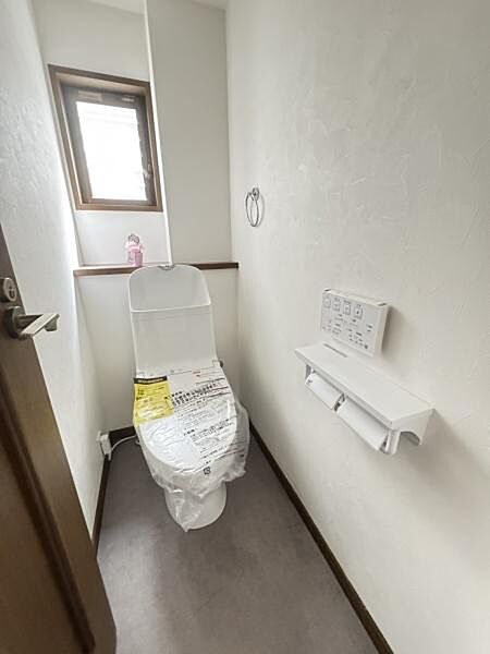 1階・2階ともにトイレ新調済み。気持ちよくお使いいただけます。