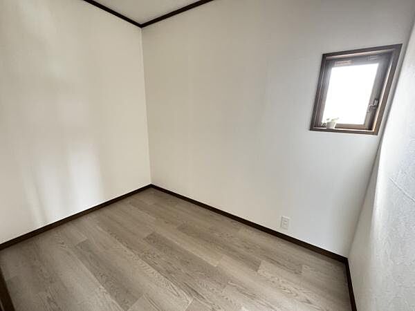収納はもちろん、在宅ワークスペースや趣味部屋としても活用できる便利な納戸付きです。