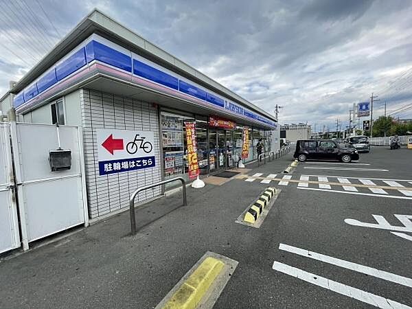 ローソン 高槻川添一丁目店まで180m