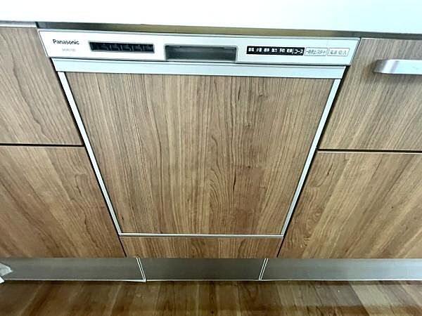 食器洗乾燥機を備えたアイランドキッチン。機能性とデザイン性を兼ね備えた、使い勝手の良いキッチンです。