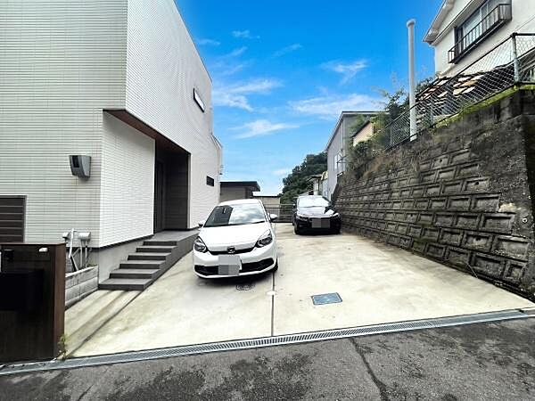 駐車スペースは2台分をゆったり確保。車の出し入れもしやすく、ご夫婦それぞれのお車や来客時にも便利な広さです。