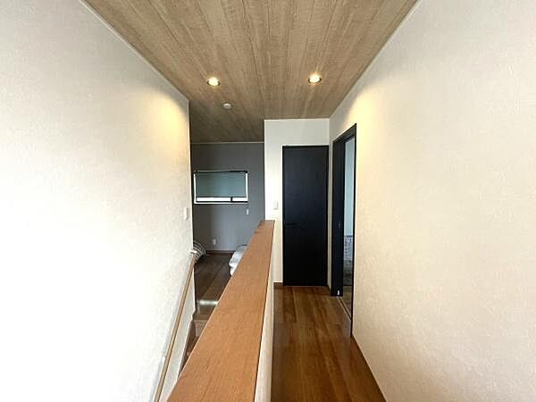 木目調の天井が映える2階廊下。細部までこだわりを感じられるデザインです。