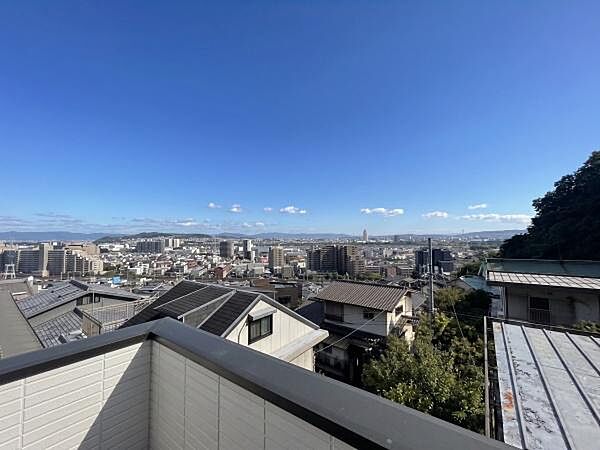 バルコニーからは開放感あふれる眺望が広がります。周囲を一望でき、晴れた日には心地よい景色を楽しめそうですね！
