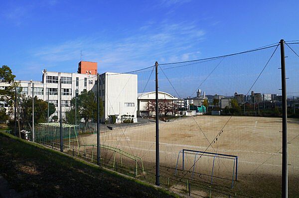 島本町立第三小学校まで568m