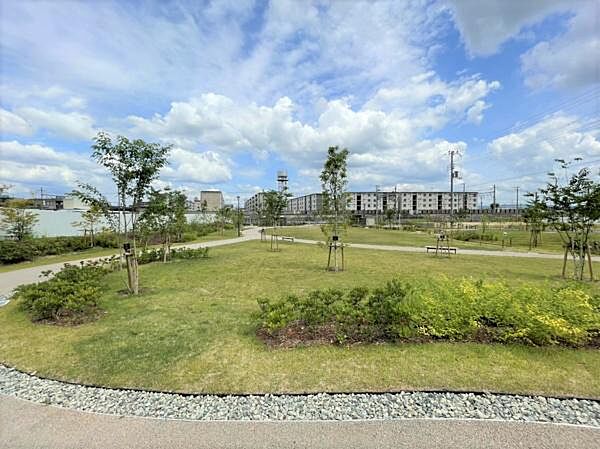 桜井せせらぎ公園まで214m、ひろびろとした芝生広場、池、トイレ、あずまやなどが整備された公園です。浸水被害を軽減するための、地下式調整池を設置。