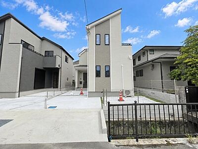 外観:2026年7月完成!長期優良住宅認定の新築戸建。土地35坪超、駐車スペース2台分(車種による)を確保した、ご家族におすすめの3LDKです♪ 外観:2026年7月完成!長期優良住宅認定の新築戸建。土地35坪超、駐車スペース2台分(車種による)を確保した、ご家族におすすめの3LDKです♪