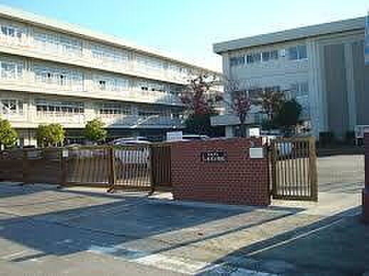 二本木小学校まで650m