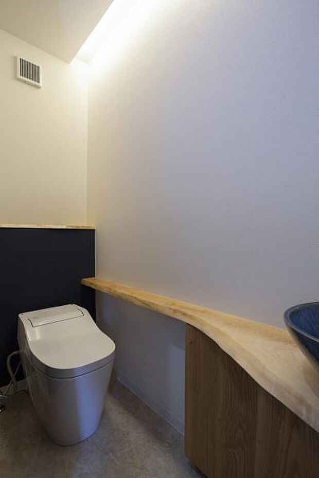 トイレ　天然木カウンター使用一例