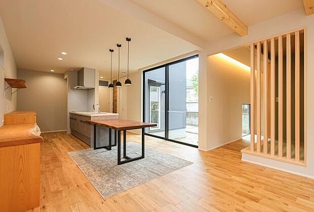 リビング　造作天然木テーブル使用一例