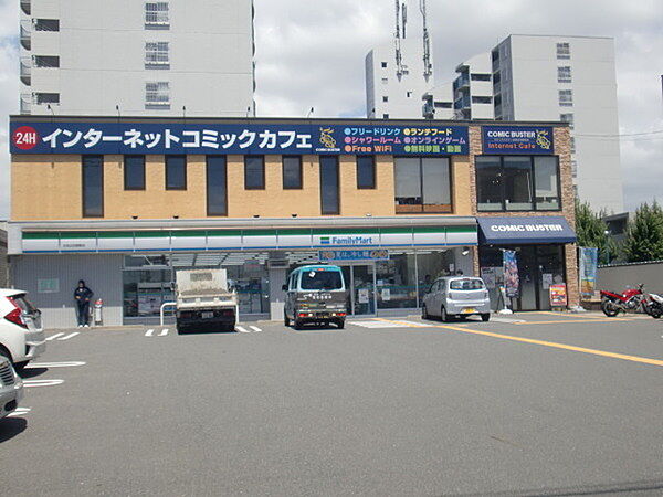 ファミリーマート伏見出羽屋敷店まで745m