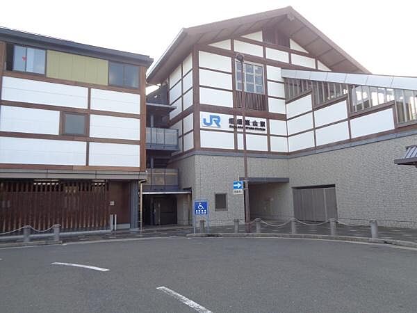 JR嵯峨嵐山駅まで240m、JR嵯峨駅