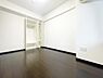 子供部屋：明るい色合いの壁とダークカラーの床が特徴的な子供部屋です。収納スペースが備わっておりお部屋をすっきり保てます。シンプルなデザインでさまざまな家具にも合わせやすい空間です。