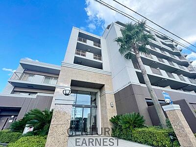外観:堂々とした佇まいが印象的な建物です。エントランス周辺には植栽が整えられており清潔感があります。複数階建ての構造で開放感を感じられます。建物前の道路も広めで開けた環境です。 外観:堂々とした佇まいが印象的な建物です。エントランス周辺には植栽が整えられており清潔感があります。複数階建ての構造で開放感を感じられます。建物前の道路も広めで開けた環境です。