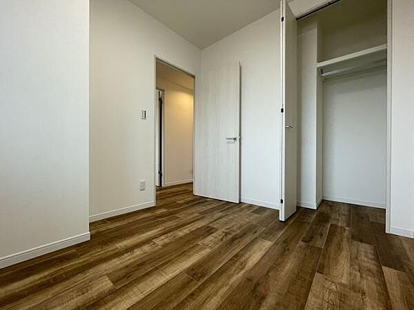 落ち着いた色合いのフローリングが特徴の子供部屋です。収納スペースがしっかりと確保されておりすっきりとした空間が広がります。シンプルな内装で様々なインテリアに合わせやすいです。