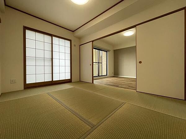 障子とふすまで仕切られた和室は落ち着きのある空間を演出しています。畳の肌触りが心地よく隣室との繋がりも楽しめます。明るさが感じられる窓があり日中も快適に過ごせます。収納スペースも備えられています。