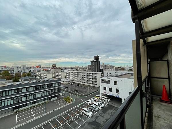 現地からの眺望では遠くまで広がる街並みを一望できます。バルコニーからの開放感があり日々の生活にゆとりを感じられます。周囲には高い建物が少なく空が広く見渡せるのが特徴です。