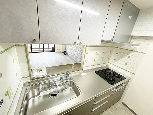 清潔感のあるシステムキッチンが特徴的です。作業スペースが広くお料理がしやすい設計です。収納も豊富ですっきりと片付けることができます。キッチンからリビングの様子をしっかり見渡せます。