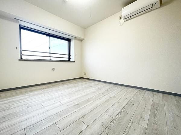 明るい窓から光が入る子供部屋です。エアコン付きで一年中快適に過ごせます。壁や床は落ち着いた色合いでコーディネートがしやすい空間です。すっきりとした形状で使いやすさもポイントです。