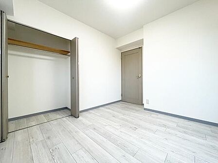 明るい色合いのフローリングで室内がすっきりとした印象です。収納スペースが備わった洋室で使いやすい間取りが魅力です。壁や扉も統一感のあるデザインで落ち着いた空間となっています。