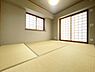 和室：落ち着いた色合いの壁と畳が特徴です。障子からやわらかな光が入ります。開放感のある空間となっています。すっきりとした印象のリビングです。