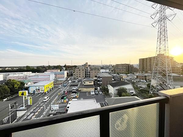 開放感のあるバルコニーからの現地からの眺望です。都市の景色を一望でき朝や夕方には柔らかな光が広がります。住宅街や商業施設が見渡せる環境です。遠くまで見通せる視界の良さが特徴です。
