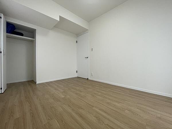 シンプルな内装ですっきりとした印象の子供部屋です。クローゼットが備わっており収納にも便利です。木目調のフローリングが温かみを感じさせます。壁や床に余計な装飾がなく使い方も自由です。