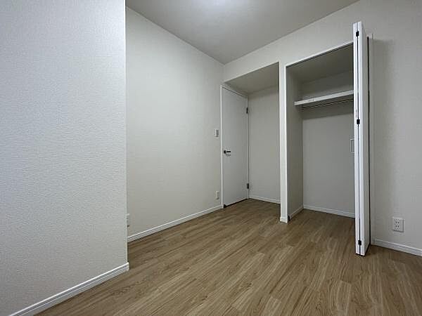シンプルな内装が特徴の子供部屋です。クローゼットは十分な収納力があり整理整頓に便利です。明るいフローリングが空間を広く感じさせます。無駄のないレイアウトで使いやすいお部屋です。
