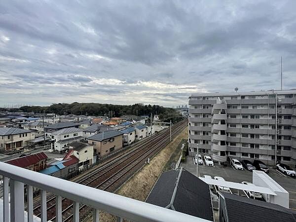 バルコニーから広がる開放感のある眺望が魅力です。周辺には住宅や緑が広がり空も広く感じられます。鉄道の様子を見渡せる立地で遠くの景色までしっかりと見渡せます。